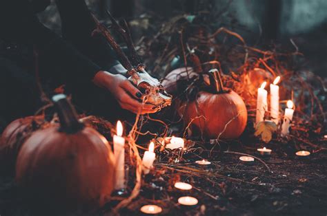 Wiccan Samhain Altars: Creating Sacred Spaces on October 31st